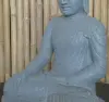 Artikelbild 1 des Artikels “Sitzender Buddha aus Flussstein in Bhumisparsha - Geste des Berührens der Erde. Höhe 51 cm. “